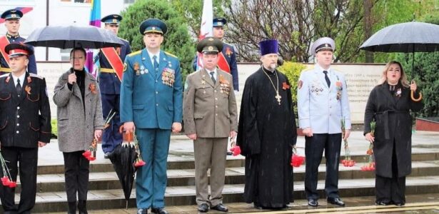 Благочинный Приморско-Ахтарского церковного округа принял участие в церемонии возложения венков