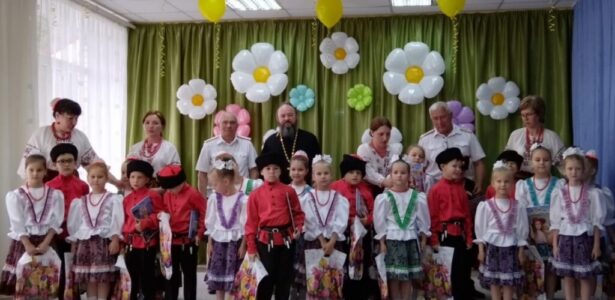 Детей из группы казачьей направленности поздравил священник