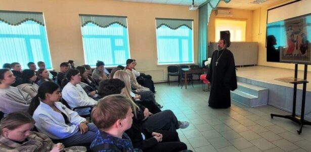 Студенты Приморско-Ахтарского техникума индустрии и сервиса встретились со священником
