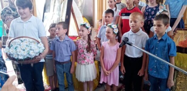 С праздником святых благоверных князя Петра и княгини Февронии Муромских поздравили участники летней детской площадки
