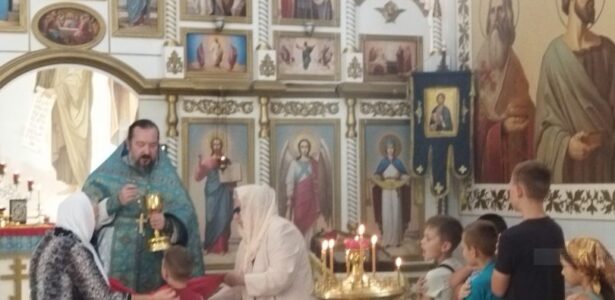 Дети в сельском храме