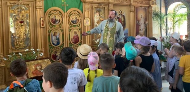 Школьники посетили храм Воскресения Словущего