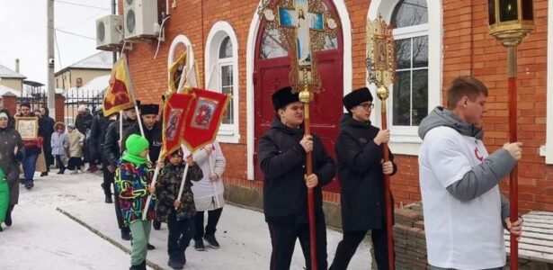 В Приморско-Ахтарском храме Воскресения Словущего состоялся молодежный крестный ход