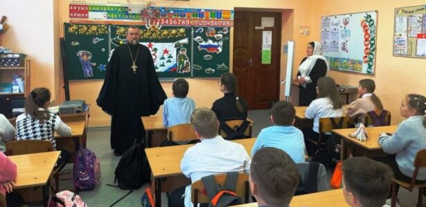 Уроки о Таинстве Причастия и о Дне защитника Отечества прошли в городской школе № 3 Приморско-Ахтарска