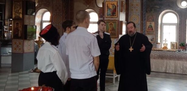 Экскурсия казачьей молодежи в храм Воскресения Словущего