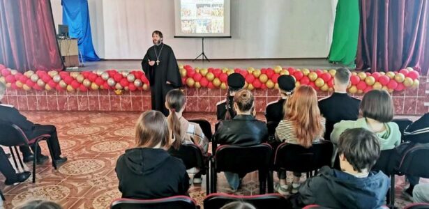 Первокурсникам Приморско-Ахтарского филиала техникума «Знание» рассказали о Входе Господнем в Иерусалим и Пасхе Христовой