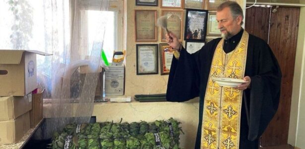 Благочинный Приморско-Ахтарского округа церквей освятил маскировочные сети