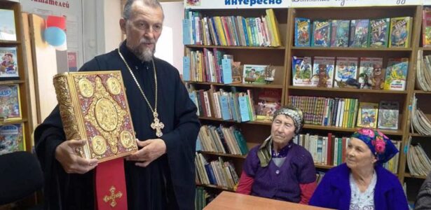 Благочинный участвовал во встрече «Кто знает Аз да Буки, тому книги в руки» в библиотеке посёлка Приморского