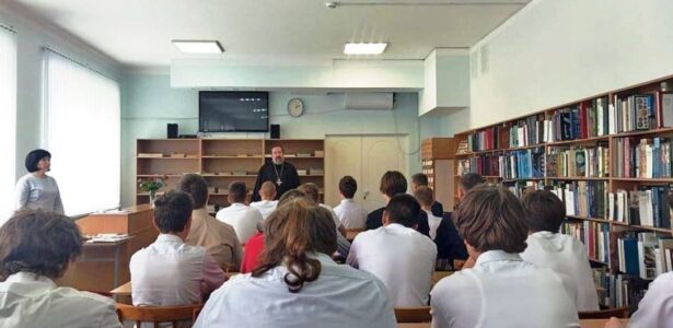 В Приморско-Ахтарской районной библиотеке состоялась встреча со священником