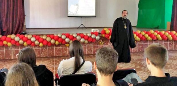 О трёх церковных праздниках рассказал священник первокурсникам техникума «Знание»