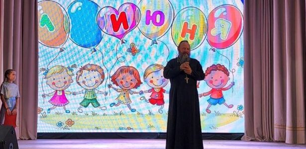 Священник поздравил с праздником детства юных жителей станицы Бриньковской