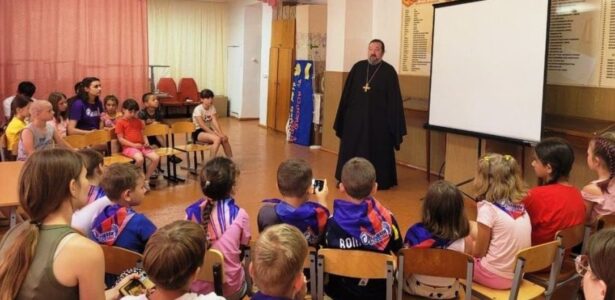 Священник рассказал о семейных ценностях воспитанникам летнего лагеря Приморско-Ахтарской школы № 2