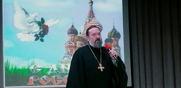 Священник участвовал в праздничном мероприятии в Приморско-Ахтарском доме творчества «Родничок»