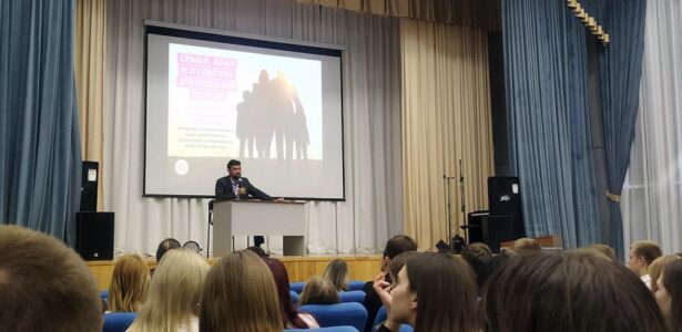 Студентам и старшеклассникам Приморско-Ахтарска прочли лекции о семье и браке