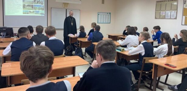 Благочинный Приморско-Ахтарского округа церквей провёл Урок мужества в школе № 22