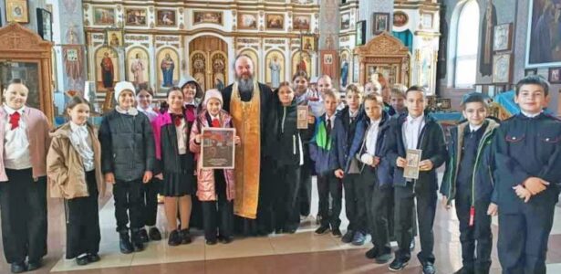 Встреча в храме с казачатами школы № 5 станицы Бриньковской