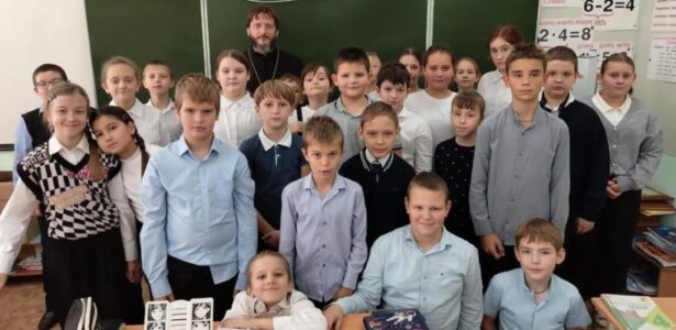 Ученикам Приморско-Ахтарской школы № 3 рассказали о милосердии и сострадании