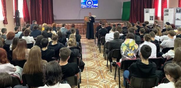 Беседа о православном празднике и выставка в Приморско-Ахтарском филиале техникума «Знание»