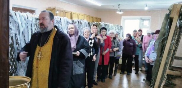 В Приморско-Ахтарске священник освятил маскировочные сети перед отправкой в зону СВО