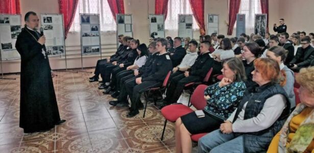 Жители Приморско-Ахтарского района ознакомились с экспозицией «Кто ны разлучит от любве Божия»