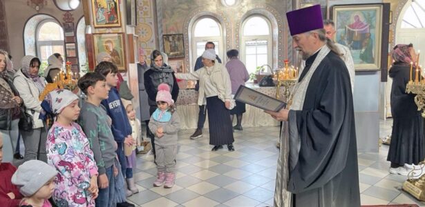 7 января в храме Воскресения Словущего города Приморско-Ахтарска прошла Рождественская ёлка. Настоятель храма протоиерей Иоанн Феер отслужил Рождественский молебен, рассказал о празднике Рождества Христова и провёл Рождественскую викторину.  Каждый ребёнок имел возможность рассказать рождественское стихотворение или спеть колядку и поздравить своих родителей и всех присутствующих с праздником Рождества Христова. Отец Иоанн вручил каждому ребёнку иконочку Рождества Христова и сладкий подарок.