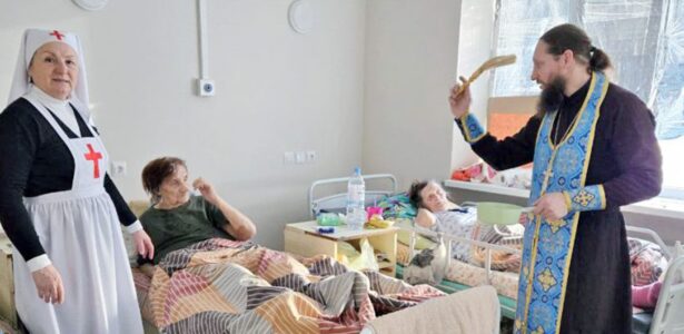 Священник и сестра милосердия посетили Приморско-Ахтарскую ЦРБ