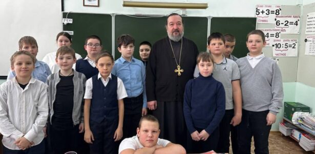 Священник провёл урок ОПК в Приморско-Ахтарской школе № 3