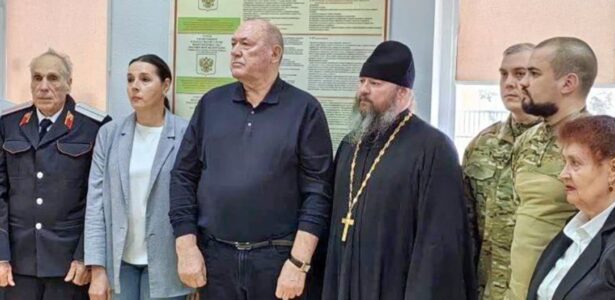 Священник участвовал в открытии «Парты Героя» в школе № 5 станицы Бриньковской