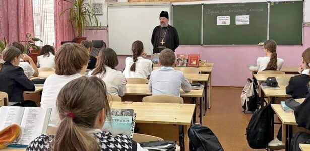 Беседа со священнослужителем в школе № 18 города Приморско-Ахтарска