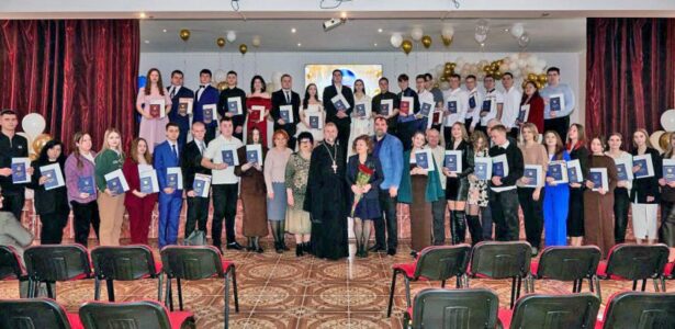 Благочинный Приморско-Ахтарского округа церквей напутствовал выпускников техникума «Знание»