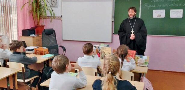О православной книге рассказали пятиклассникам Приморско-Ахтарской школы № 18