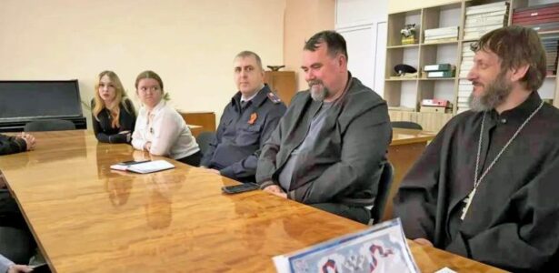В Приморско-Ахтарске священник участвовал в работе круглого стола