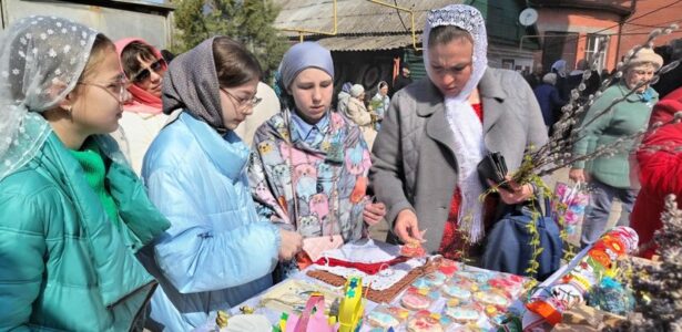 Вербная ярмарка в Приморско-Ахтарском храме Воскресения Словущего