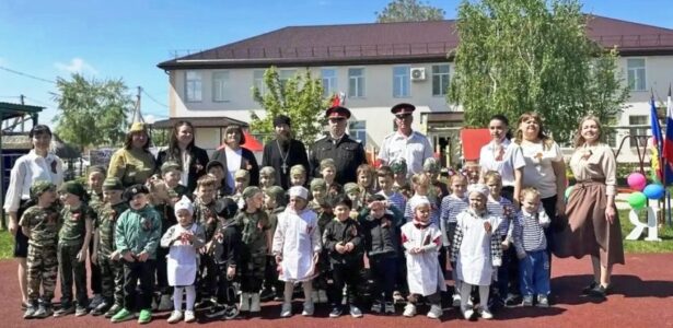 Настоятель храма стал гостем смотра строя и песни в детском саду станицы Бородинской