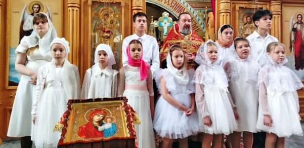 Праздник жен-мироносиц в Приморско-Ахтарском храме Воскресения Словущего