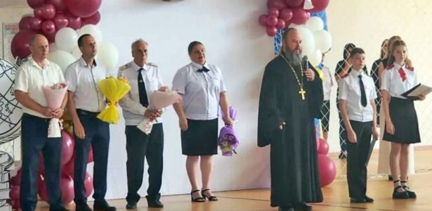 Настоятель храма станицы Бриньковской напутствовал выпускников школы № 5