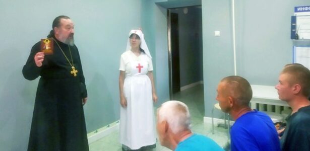 Беседа со священником в психиатрической больнице посёлка Приморского