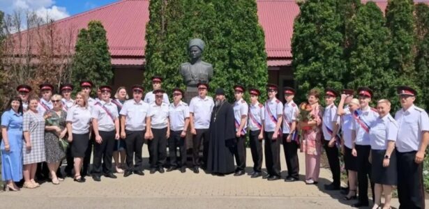 Духовник Бриньковского казачьего кадетского корпуса благословил выпускников