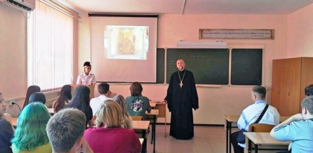 Благочинный Приморско-Ахтарского округа церквей провёл встречу со студентами техникума «Знание»