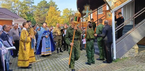 Казачья молодёжь участвовала в богослужениях престольного праздника в храме станицы Бриньковской