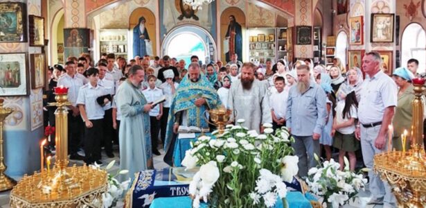 Молебен перед началом учебного года в Приморско-Ахтарском храме Воскресения Словущего