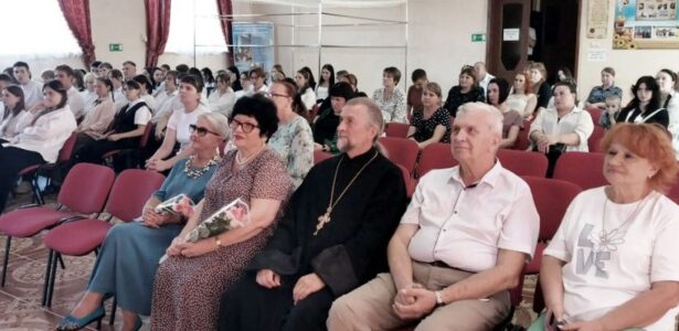 Священнослужители Приморско-Ахтарского благочиния участвовали в торжественных линейках